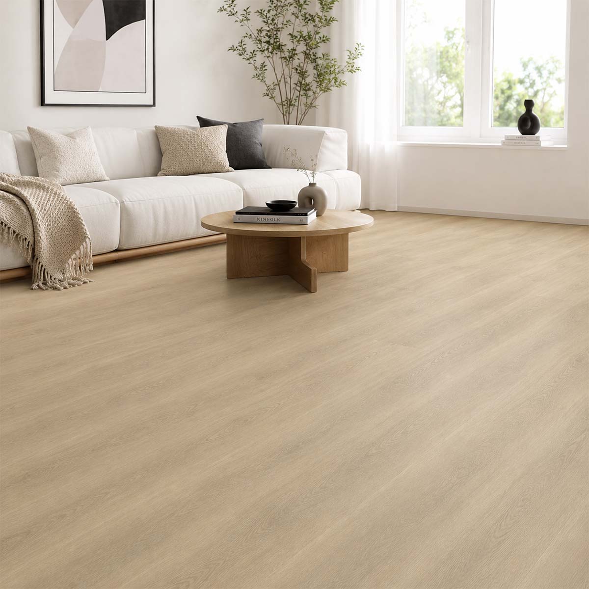 Klick Vinyl Eiche Hell Solid Pure mit Trittschall in einem hellen modernen Wohnzimmer ohne sichtbare Fugen