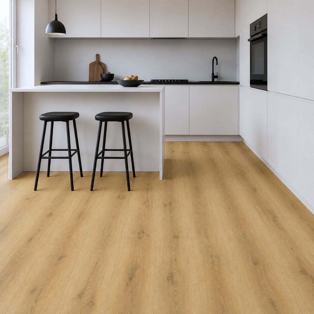 Moderne Küche mit Eiche Stev – weiße Küchenzeile, schwarze Barhocker, elegante Holz-Optik, wasserfest und pflegeleicht