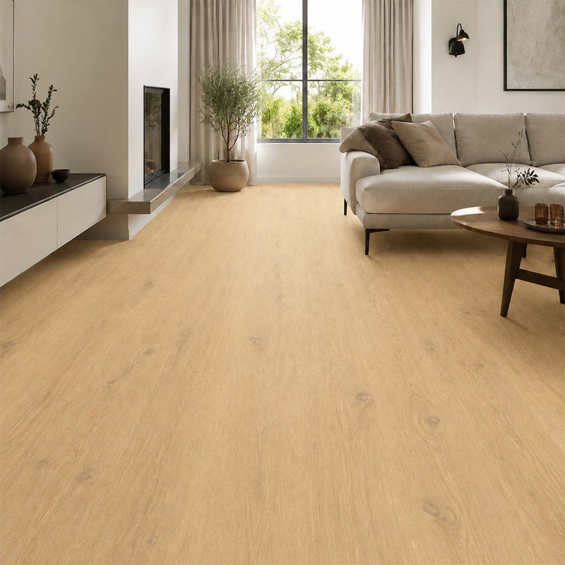Klick Vinyl Eiche Strat mit Kork-Trittschalldämmung in einem modernen Wohnzimmer
