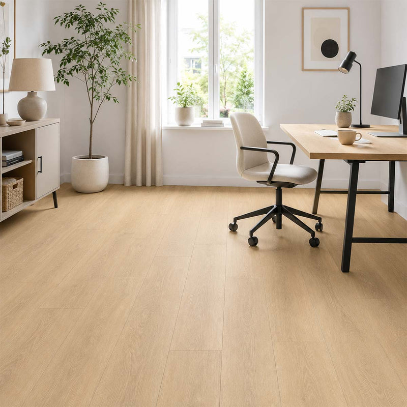 Helles minimalistisches Home Office mit Klick Vinyl Eiche Torsby in dezenter Holzoptik und moderner, ruhiger Einrichtung.