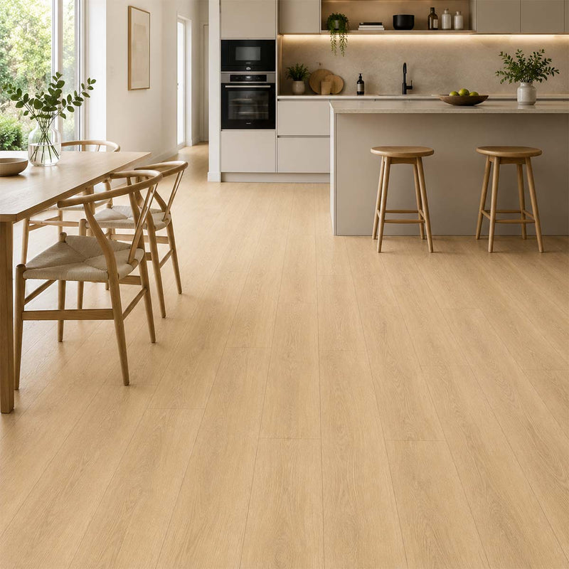 Heller Küchen- und Essbereich mit Klick Vinyl Eiche Torsby in warmer, natürlicher Eichenoptik und moderner skandinavischer Einrichtung.