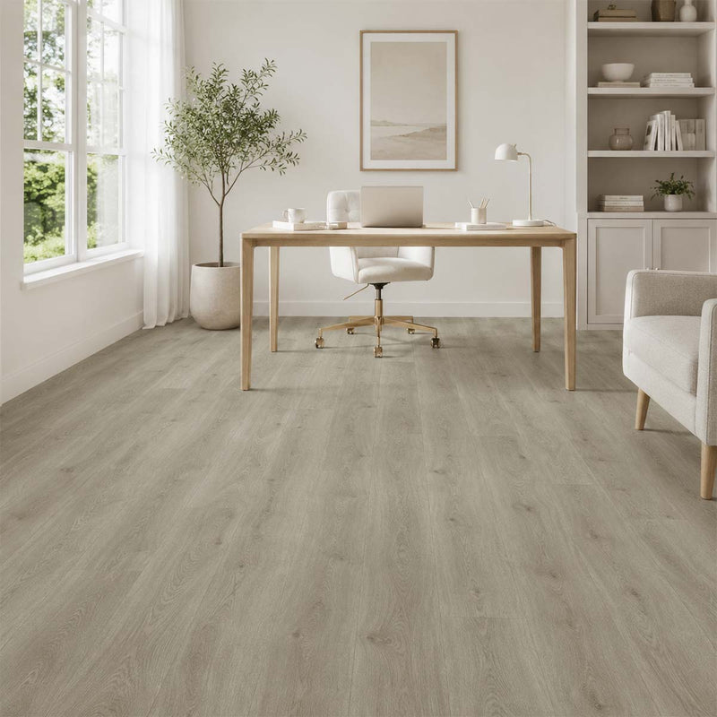 Klick Vinyl Eiche Trendi in einem hellen Wohnzimmer mit weißem Sofa, großen Fenstern und natürlichen Holzmöbeln