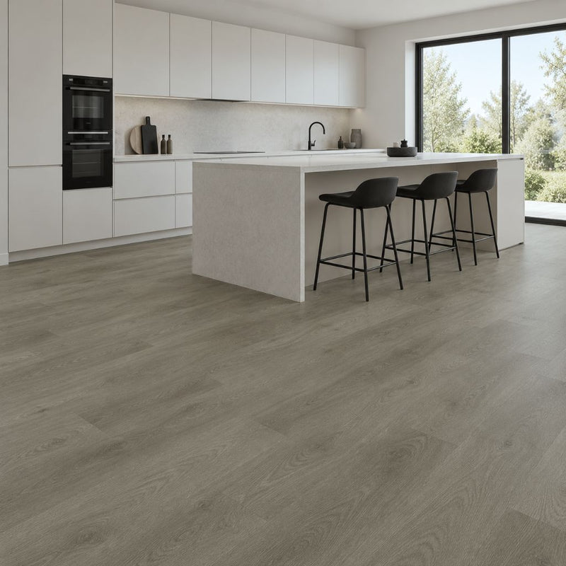Klick Vinyl Eiche Trento grau-beige in moderner Küche mit weißer Kochinsel und Barhockern von Floor4all