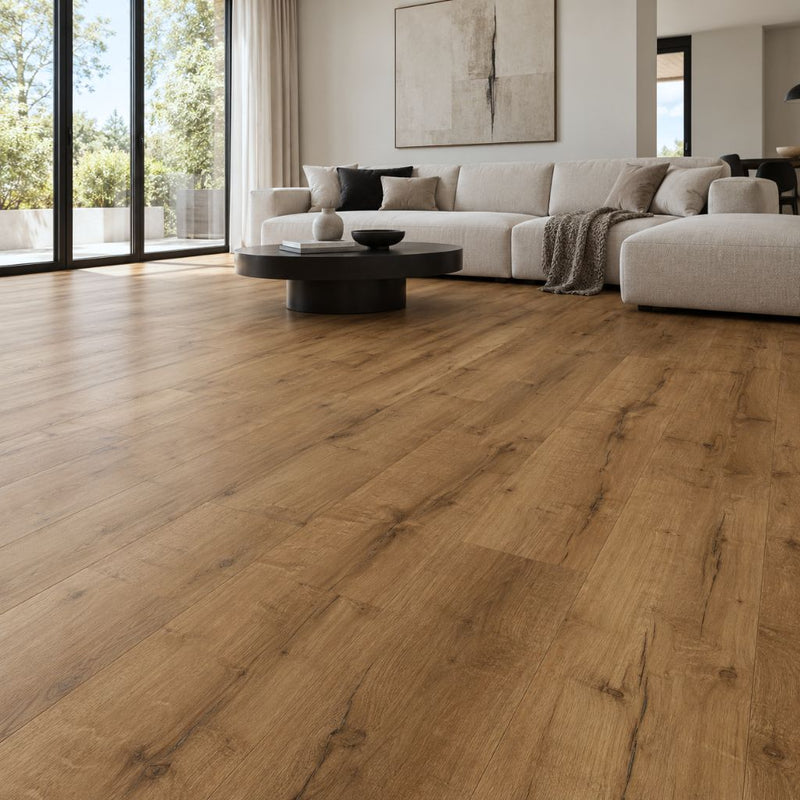 Vinylboden Eiche Trento mit Trittschalldämmung im Wohnzimmer mit hellem Ecksofa und Teppich von Floor4al