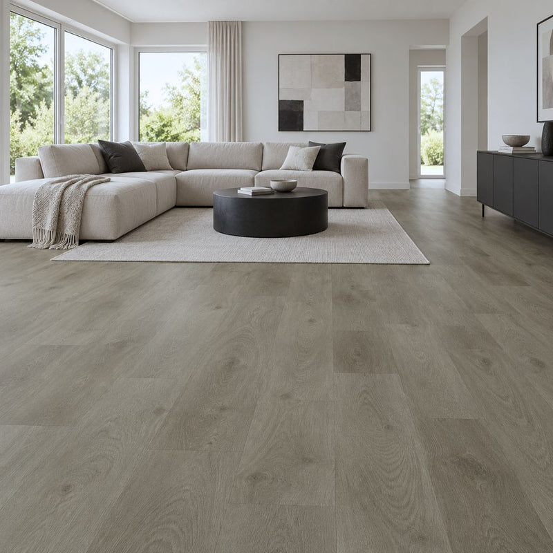Vinylboden Eiche Trento mit Trittschalldämmung im Wohnzimmer mit hellem Ecksofa und Teppich von Floor4all