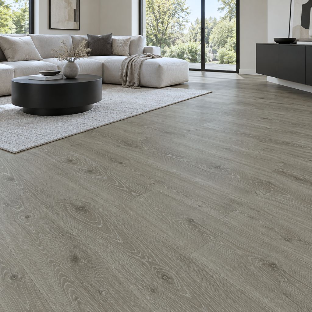 Vinylboden Eiche Verea grau im hellen Wohnzimmer mit Ecksofa und schwarzem Couchtisch von Floor4all