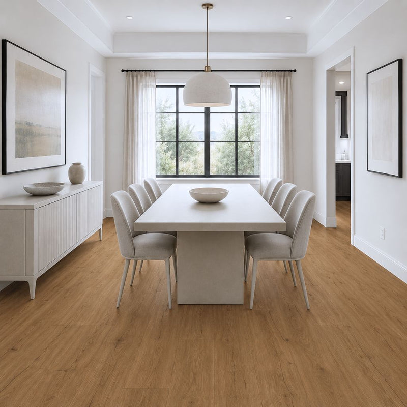 Klick Vinyl Eiche Vien Landhausdiele in warmer Eichenoptik im hellen Esszimmer mit Esstisch von Floor4all