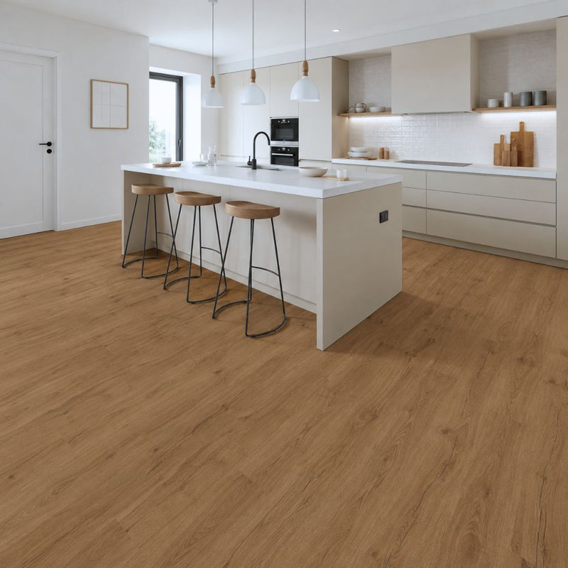Klick Vinyl Eiche Vien Landhausdiele in warmer Eichenoptik in moderner heller Küche von Floor4all