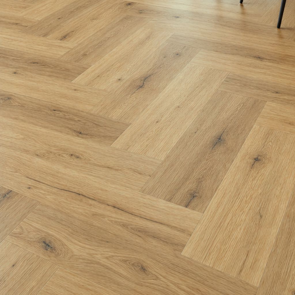 Detailansicht des Fischgrät-Verlegemusters von Klick Vinyl Fresh Oak Authentic mit Ästen von Floor4all