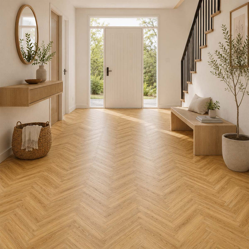Klick Vinyl Fischgrät Fresh Oak Authentic im hellen Flur mit natürlicher Eichenoptik