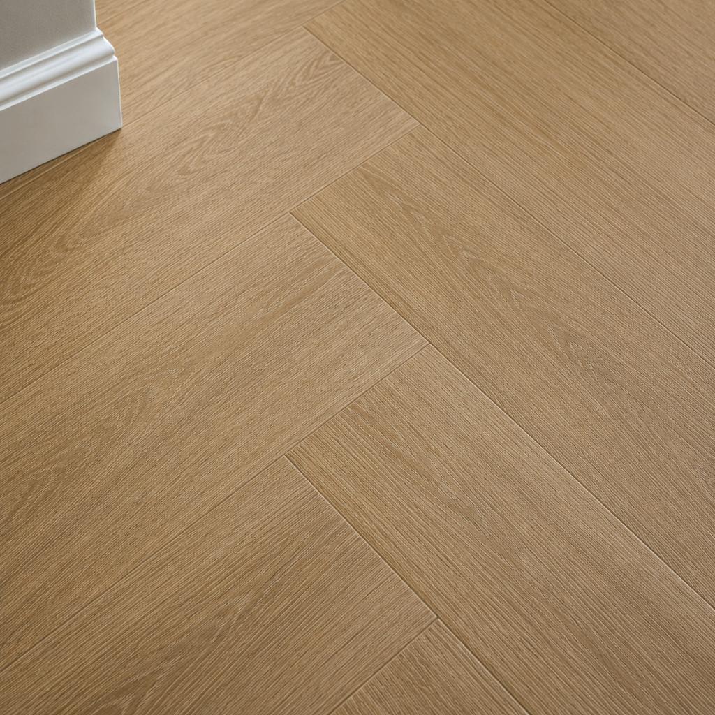Detail-Close-Up: Fischgrät-Verlegung mit 125×612mm Dielen, strukturierte Holz-Haptik deutlich sichtbar.
