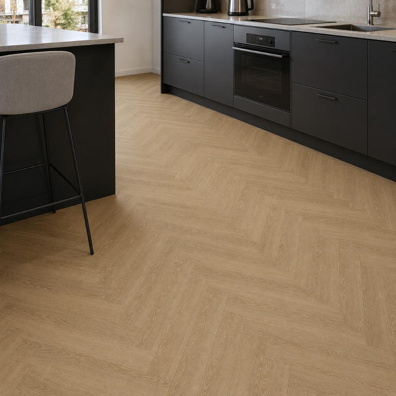 Fischgrät-Klick-Vinyl Fresh Oak mit dunklem Unterschrank – wasserfest und pflegeleicht für Küchen.