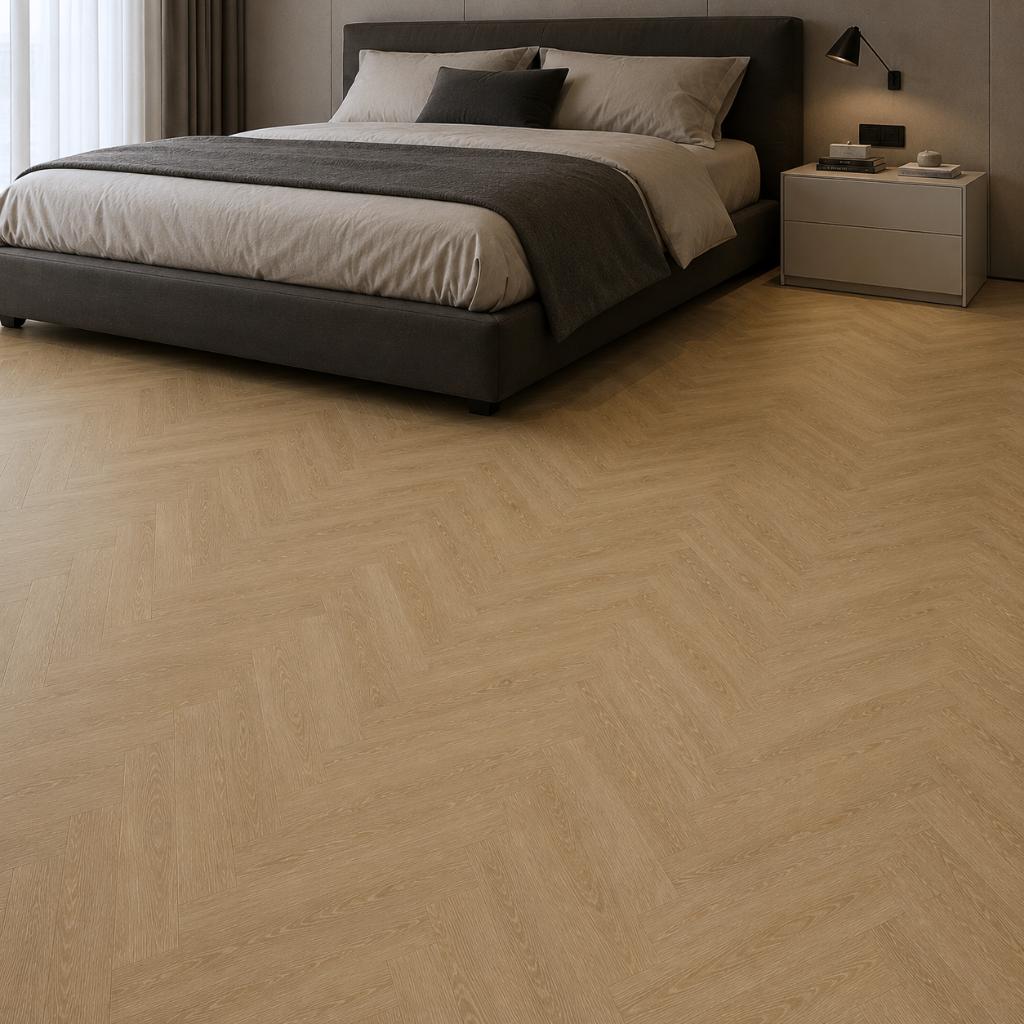 Zeitlose Fischgrät-Eleganz im Schlafzimmer – Premium-Look mit natürlicher Eichen-Wärme unter den Füßen.