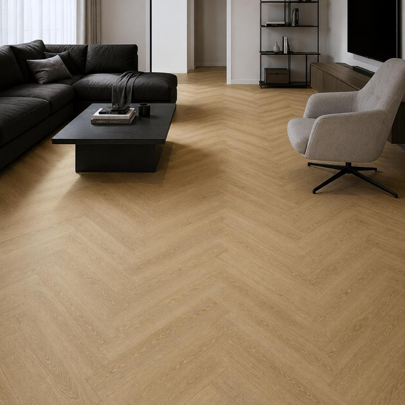 Fischgrät Fresh Oak in modernem Wohnzimmer mit schwarzem Sofa – Design-Statement gegen dunkle Möbel.