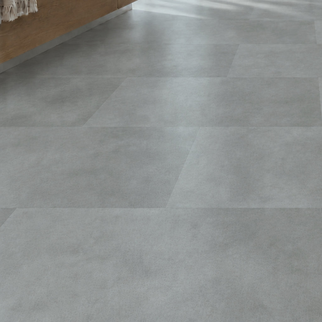 Verlegte Klick Vinyl Fliesen Gran in heller Betonoptik vor Waschtisch aus Holz von Floor4all