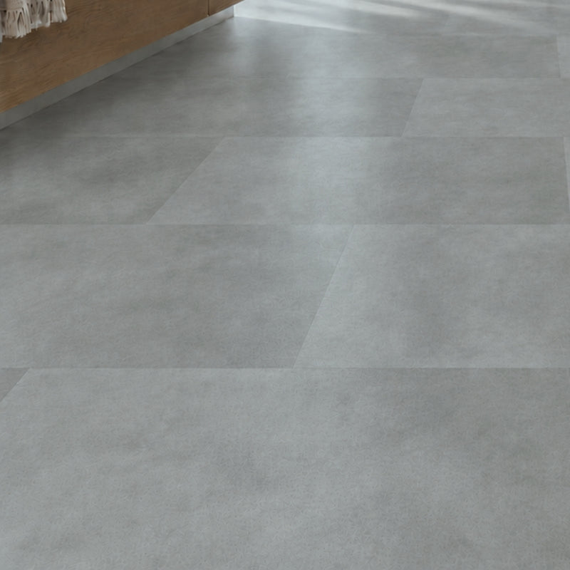 Verlegte Klick Vinyl Fliesen Gran in heller Betonoptik vor Waschtisch aus Holz von Floor4all
