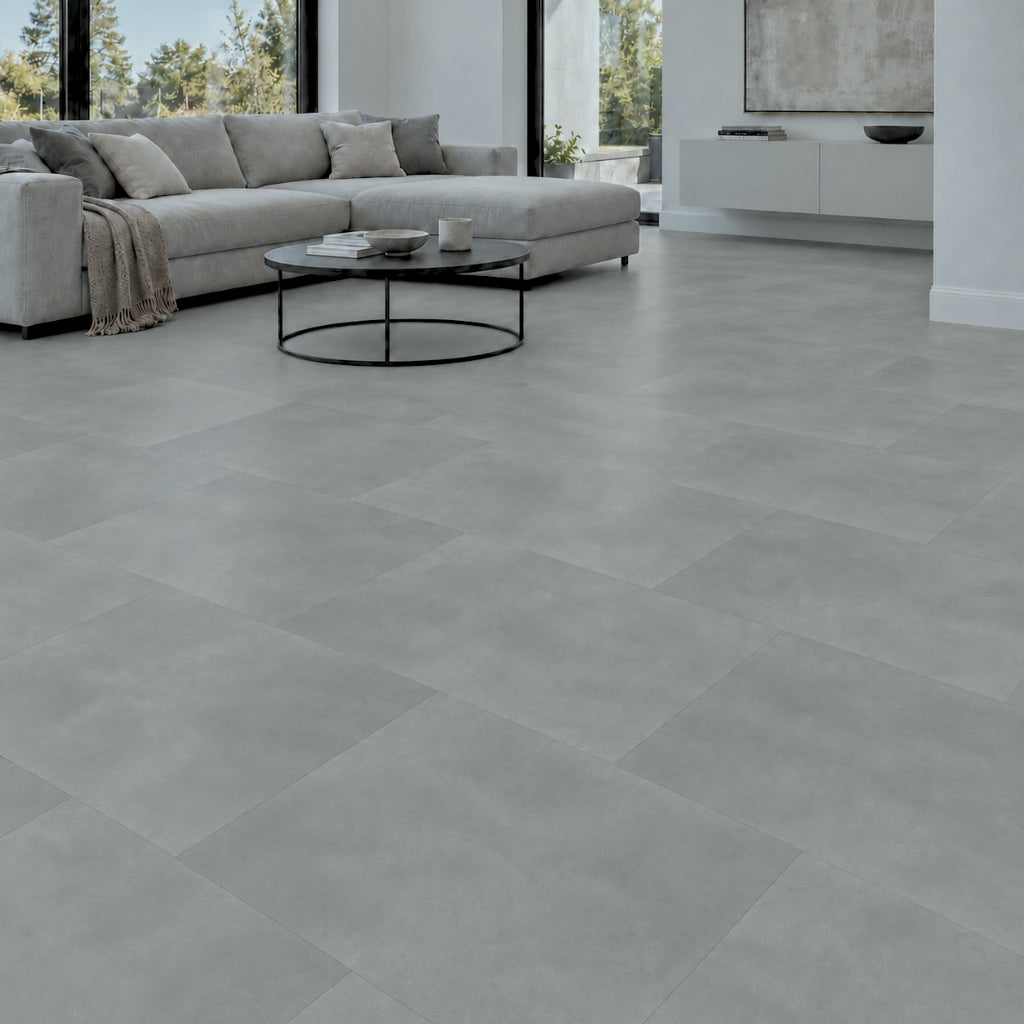 Wohnzimmer mit Klick Vinyl Fliese Betonoptik Gran hell in großzügiger Fliesenoptik von Floor4all