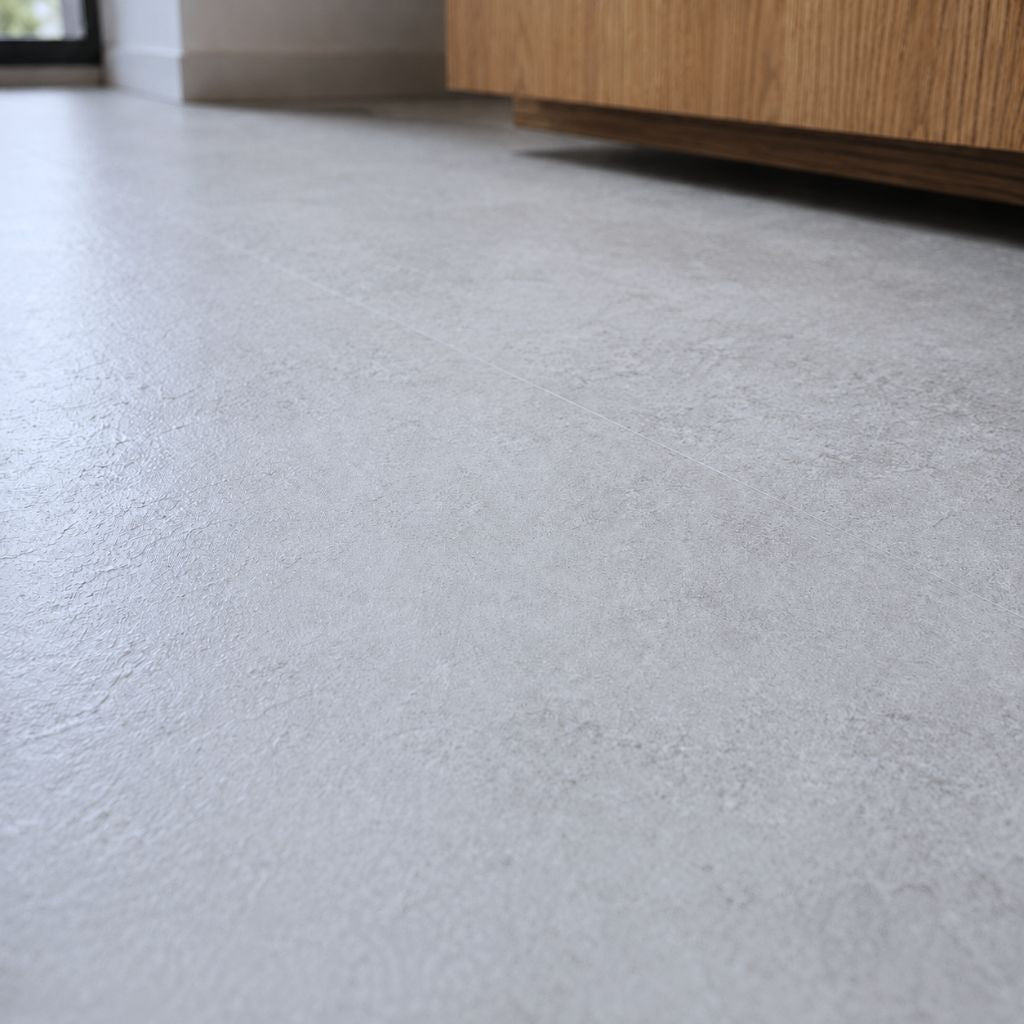 Nahaufnahme der strukturierten Oberfläche mit realistischer Betonoptik und Fugenverlauf von Floor4all