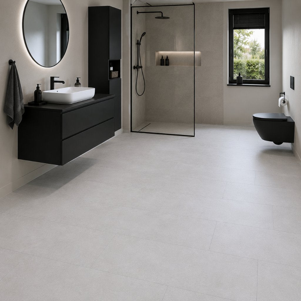 Modernes Badezimmer mit Klick-Vinylboden Beton Hell, minimalistisches Design mit schwarzen Elementen, 100% wasserfest und warm unter den Füßen