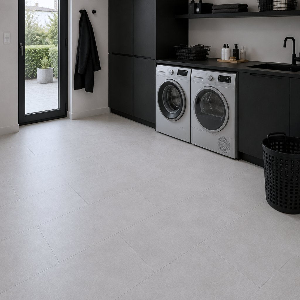 Hauswirtschaftsraum mit Klick-Vinylboden Beton Hell, robust und wasserfest unter Waschmaschinen, pflegeleicht und strapazierfähig
