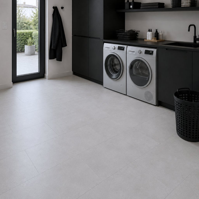 Hauswirtschaftsraum mit Klick-Vinylboden Beton Hell, robust und wasserfest unter Waschmaschinen, pflegeleicht und strapazierfähig