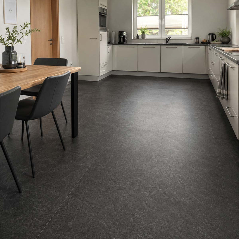 Klick Vinyl Fliesenoptik Schiefer Schwarz mit Trittschalldämmung in moderner Küche verlegt