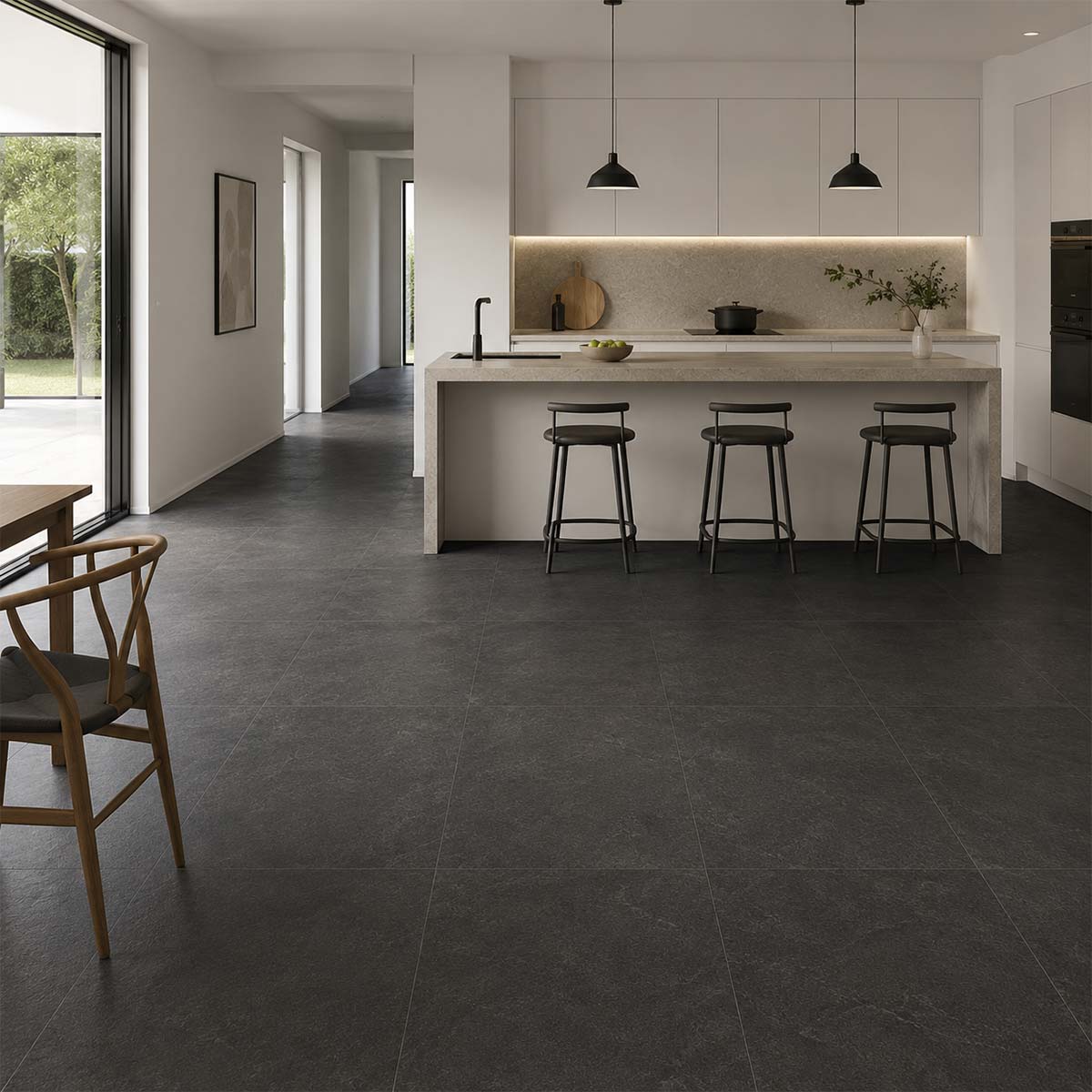 Klick Vinyl Fliesenoptik Schiefer Schwarz mit Trittschalldämmung im modernen Wohn- und Esszimmer verlegt