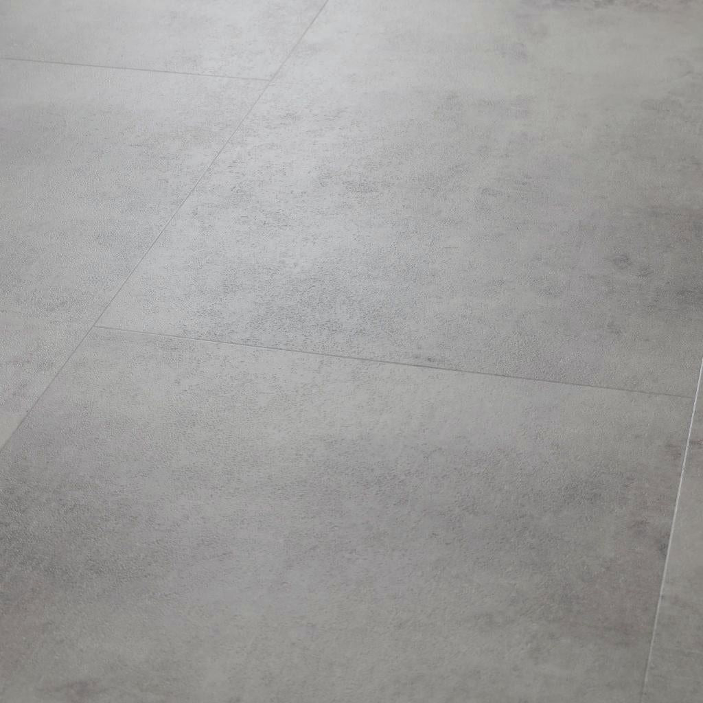 Nahaufnahme der dunklen Fliesenoptik von Klick Vinyl Silex mit sichtbarer Trittschalldämmung – von Floor4all