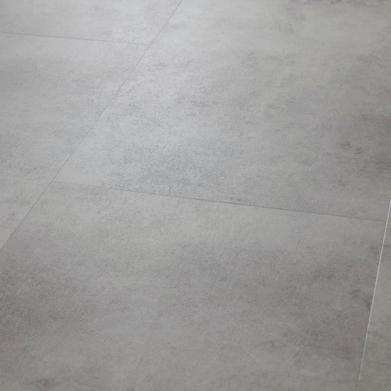 Nahaufnahme der dunklen Fliesenoptik von Klick Vinyl Silex mit sichtbarer Trittschalldämmung – von Floor4all