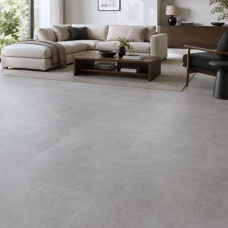 Klick Vinyl Fliesenoptik Silex mit Trittschalldämmung im hellen Wohnzimmer verlegt – von Floor4all