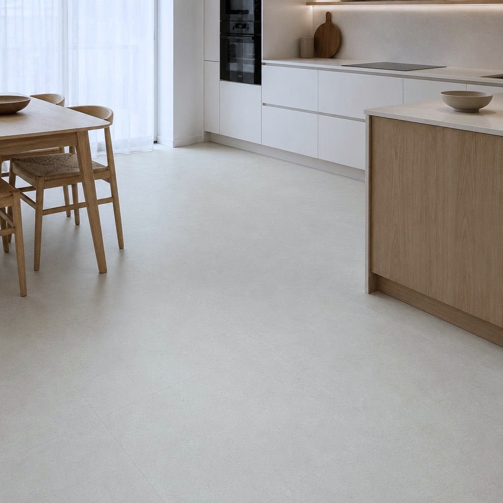 Offene Küche mit Esstisch und Klick Vinylboden in heller Travertin-Fliesenoptik von Floor4all