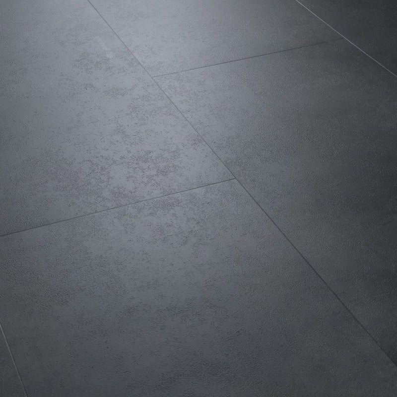 Nahaufnahme der dunklen Betonoptik-Oberfläche des Klick Vinyl Wenova grau mit dezenter Fuge im Winkel – Floor4all