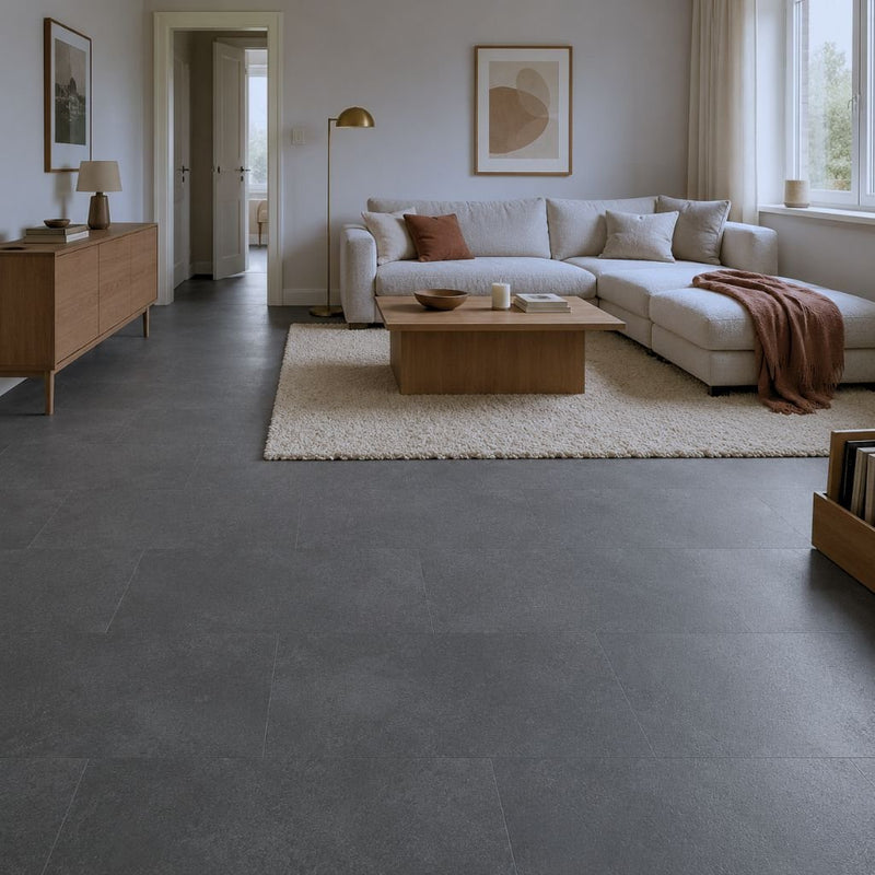 Klick Vinyl Fliesenoptik Wenova grau im hellen, modernen Wohnzimmer mit heller Sitzecke und Holzmöbeln – Floor4all