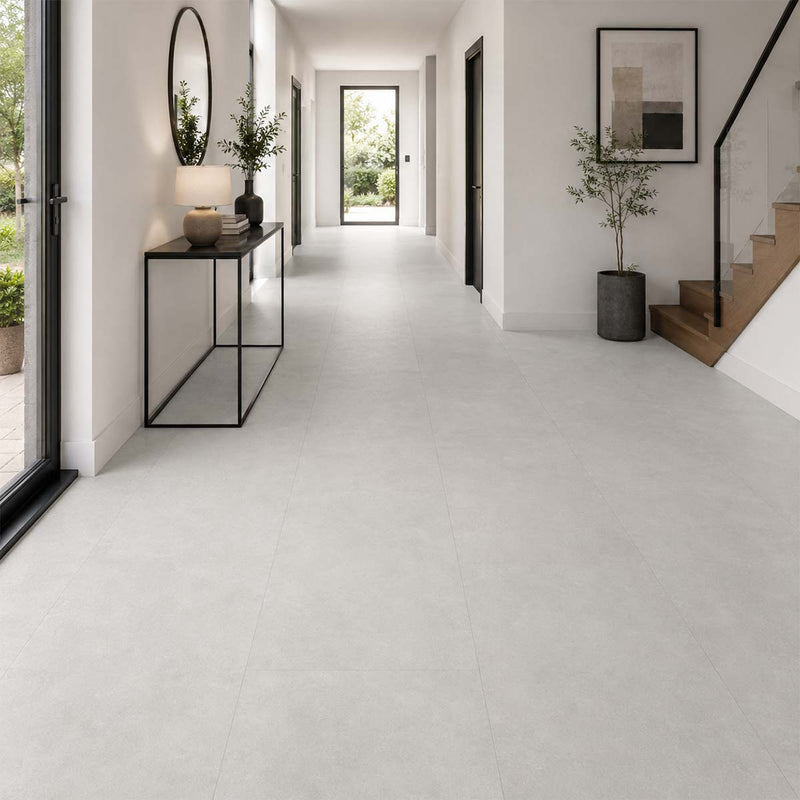 Klick Vinyl Fliesenoptik XL Light Beton im hellen Flur mit großformatiger Fliesenoptik