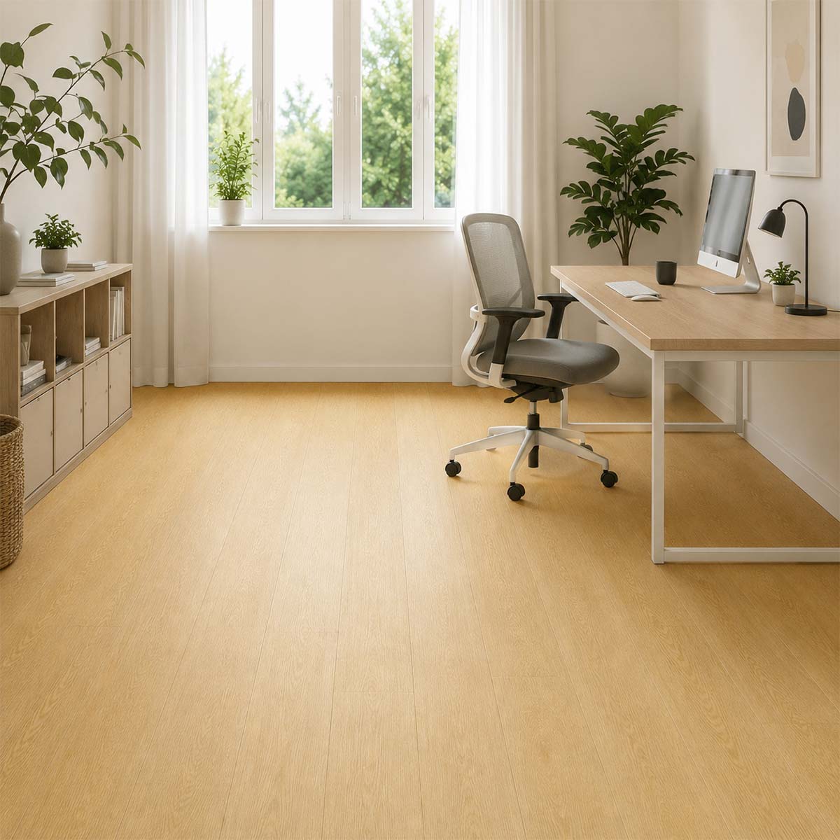 Klick Vinyl GreenLine Basic Eiche Natur im hellen Arbeitszimmer mit natürlicher Eichenoptik