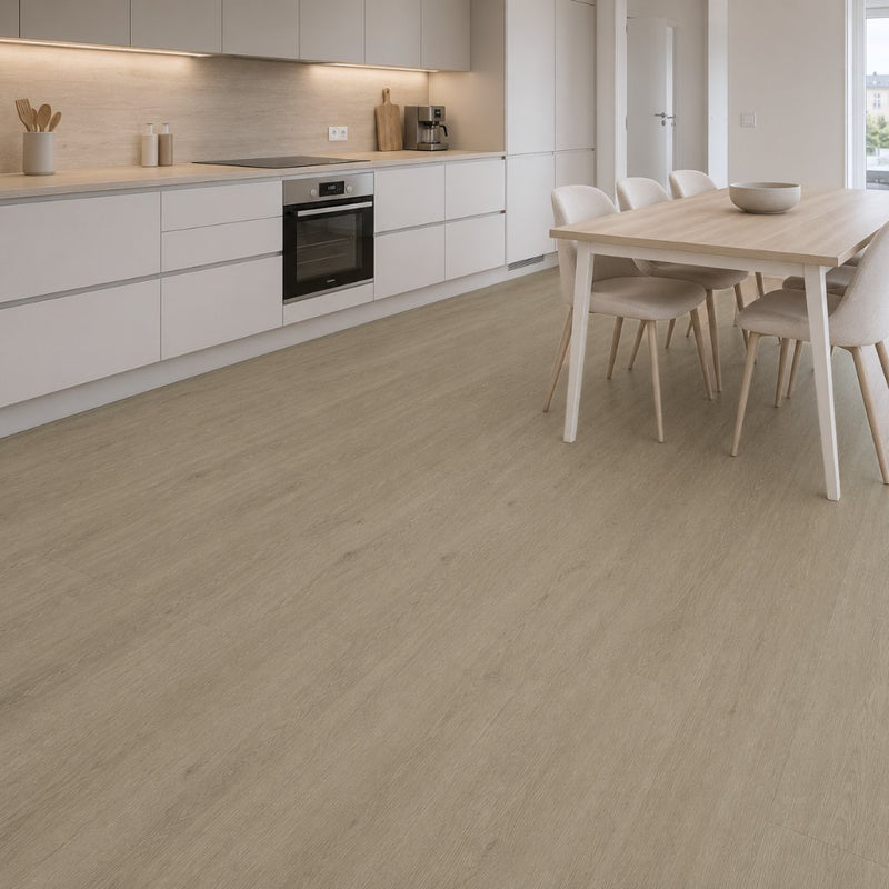 Moderne Küche mit GreenLine Eiche Ilex Klick-Vinyl, wasserfest und formstabil beim Esstisch und unter Küchenzeile.