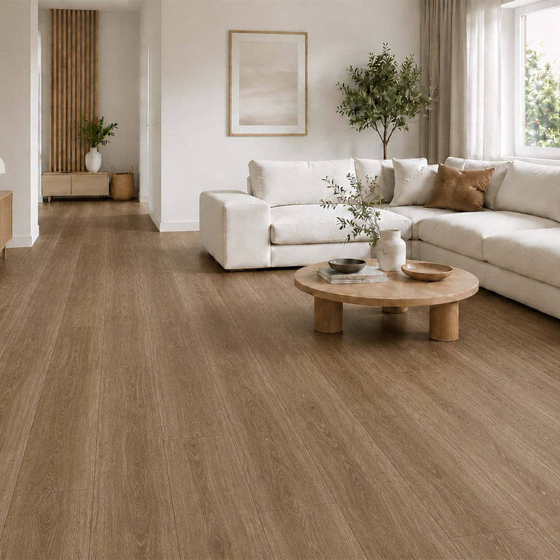 Klick Vinyl Greenline Eiche Malta im hellen Wohnzimmer mit natürlicher Eichenoptik
