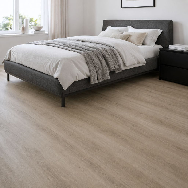 Schlafzimmer mit GreenLine Silent XL Vinylboden Eiche Sand und dunklem Bettgestell