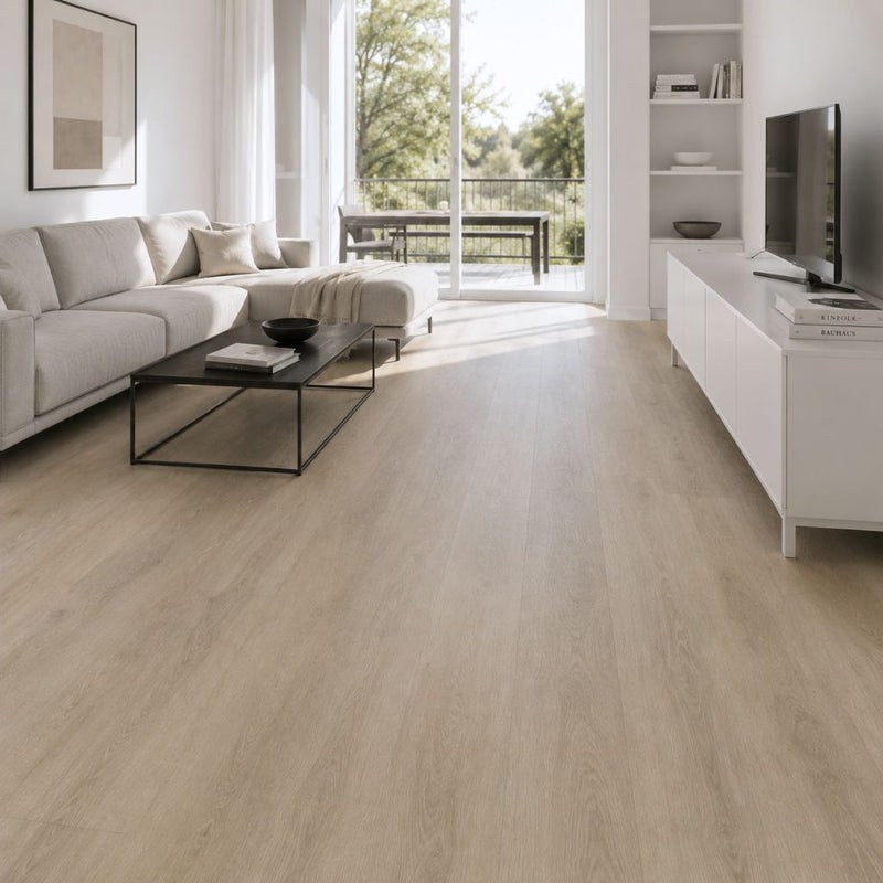 Helles Wohnzimmer mit GreenLine Silent XL Vinylboden Eiche Sand, Sofa und Sideboard