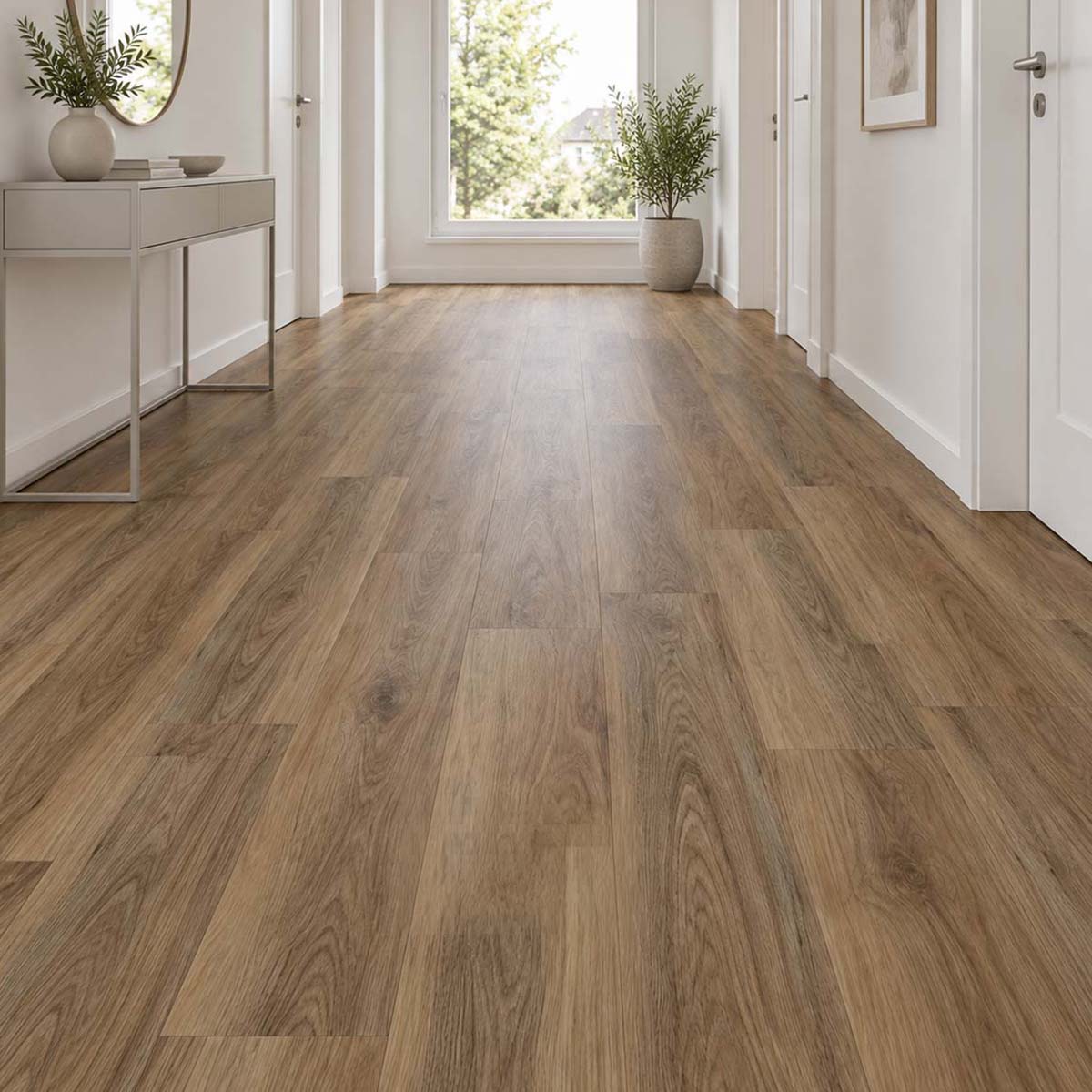 Klick Vinyl GreenLine Silent XL Walnuss Natur mit Trittschalldämmung im modernen Flur mit weißen Türen – Restposten bei Floor4All.