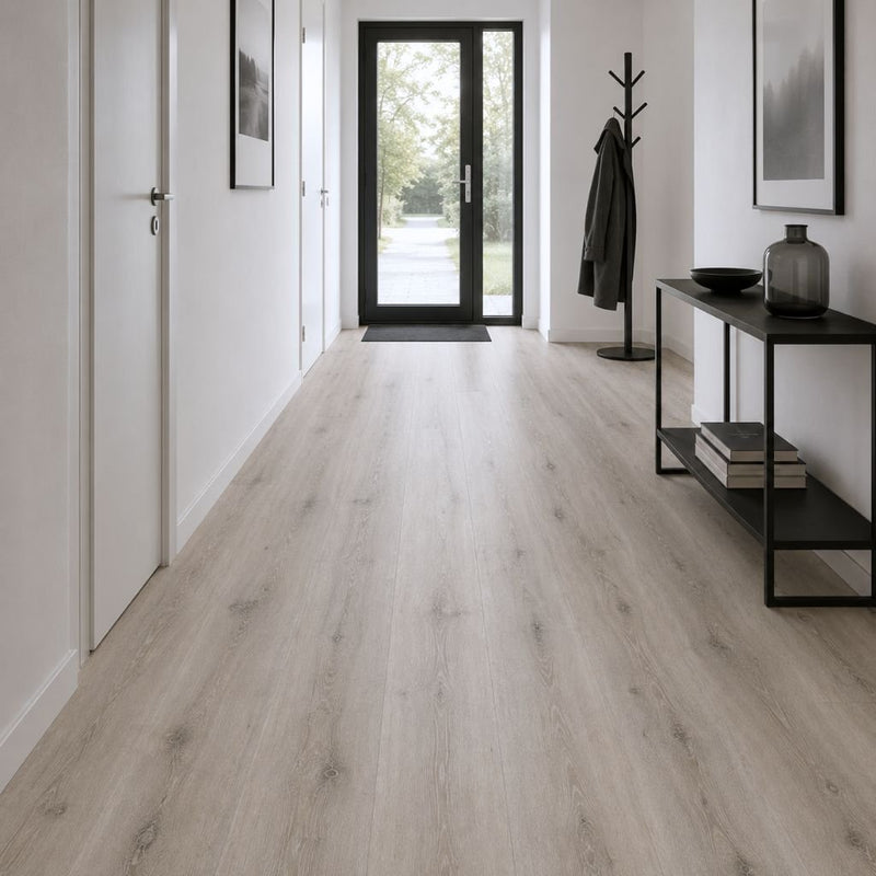 Heller Flur mit Klick Vinyl Zion XXL in rustikaler Eiche-Optik, dunklem Sideboard und Garderobe