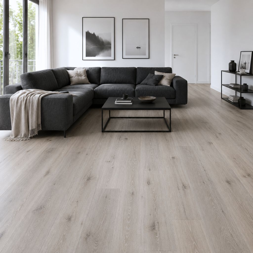 Wohnzimmer mit Klick Vinyl GreenLine Spirit Zion XXL, dunklem Sofa und Couchtisch als Kontrast