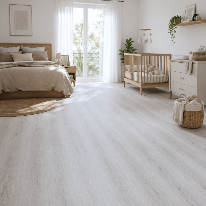 Gemütliches Schlafzimmer mit hellem Klick-Vinyl und integrierter Trittschalldämmung von Floor4all