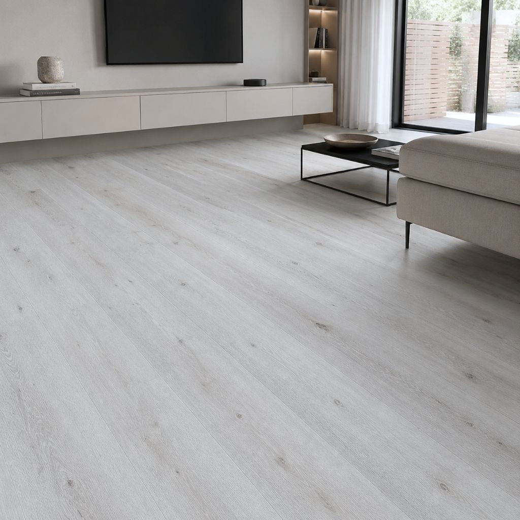 Helles, freundliches Wohnzimmer mit Klick-Vinylboden in natürlicher Eichenoptik von Floor4all