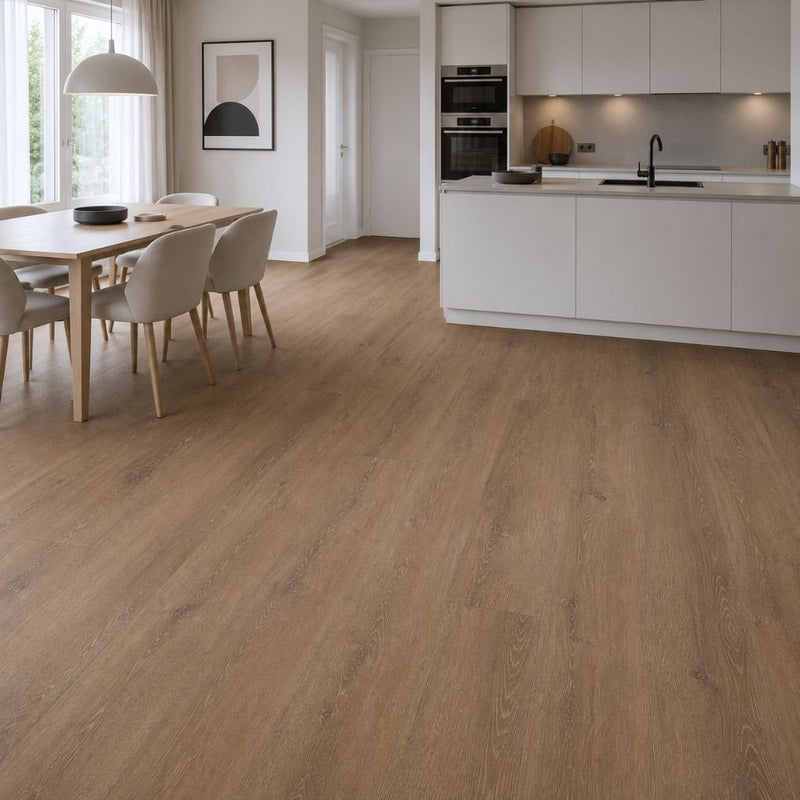 Warme Eichenoptik in offener Küche mit Essbereich – Klick-Vinyl mit Trittschalldämmung von Floor4all