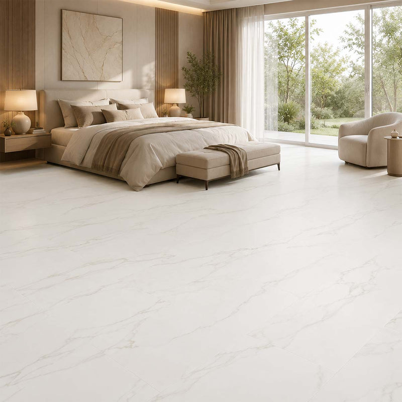 Klick Vinyl XL Carrara Marmor Hochglanz mit Trittschall in einem eleganten modernen Schlafzimmer