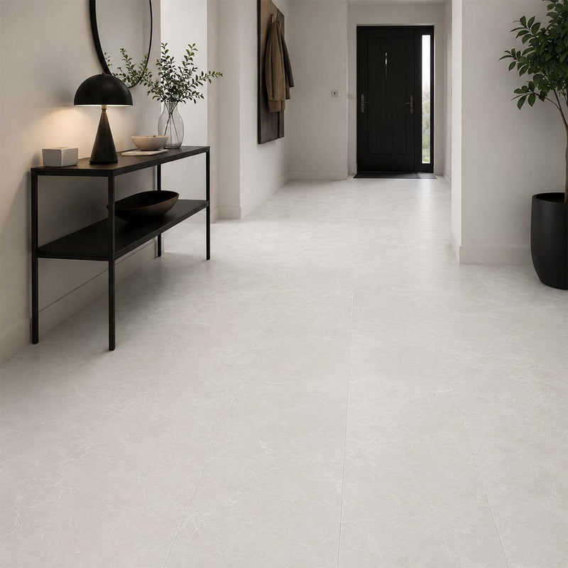Klick Vinyl XL Granit White im hellen Flur mit großformatiger Steinoptik