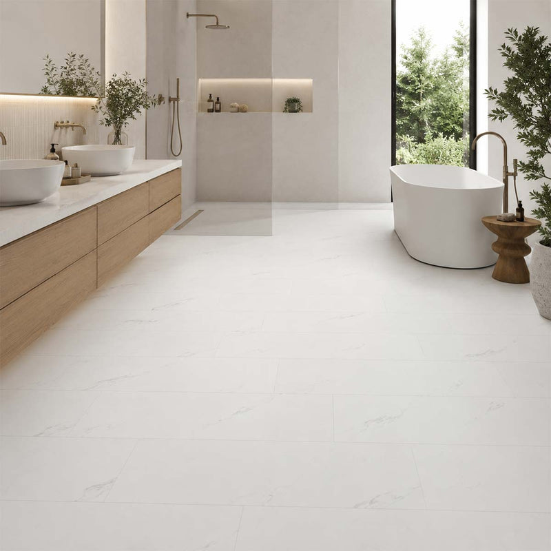 Klick Vinyl XL Marple White im modernen Badezimmer mit weißer Marmoroptik