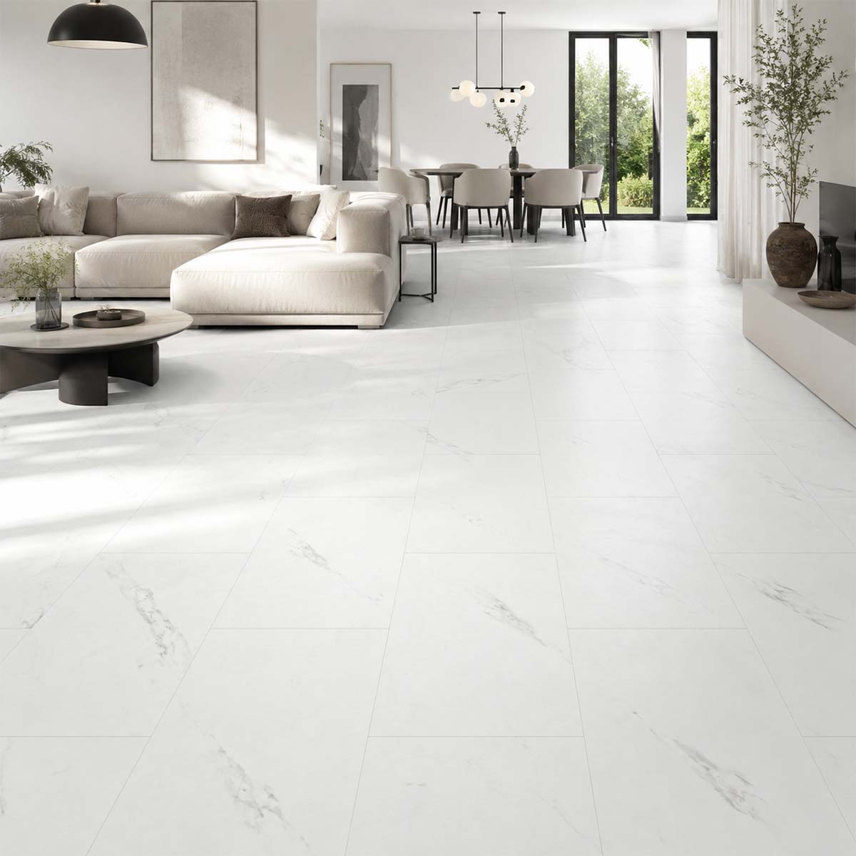 Klick Vinyl XL Marple White im hellen Wohnzimmer mit weißer Marmoroptik