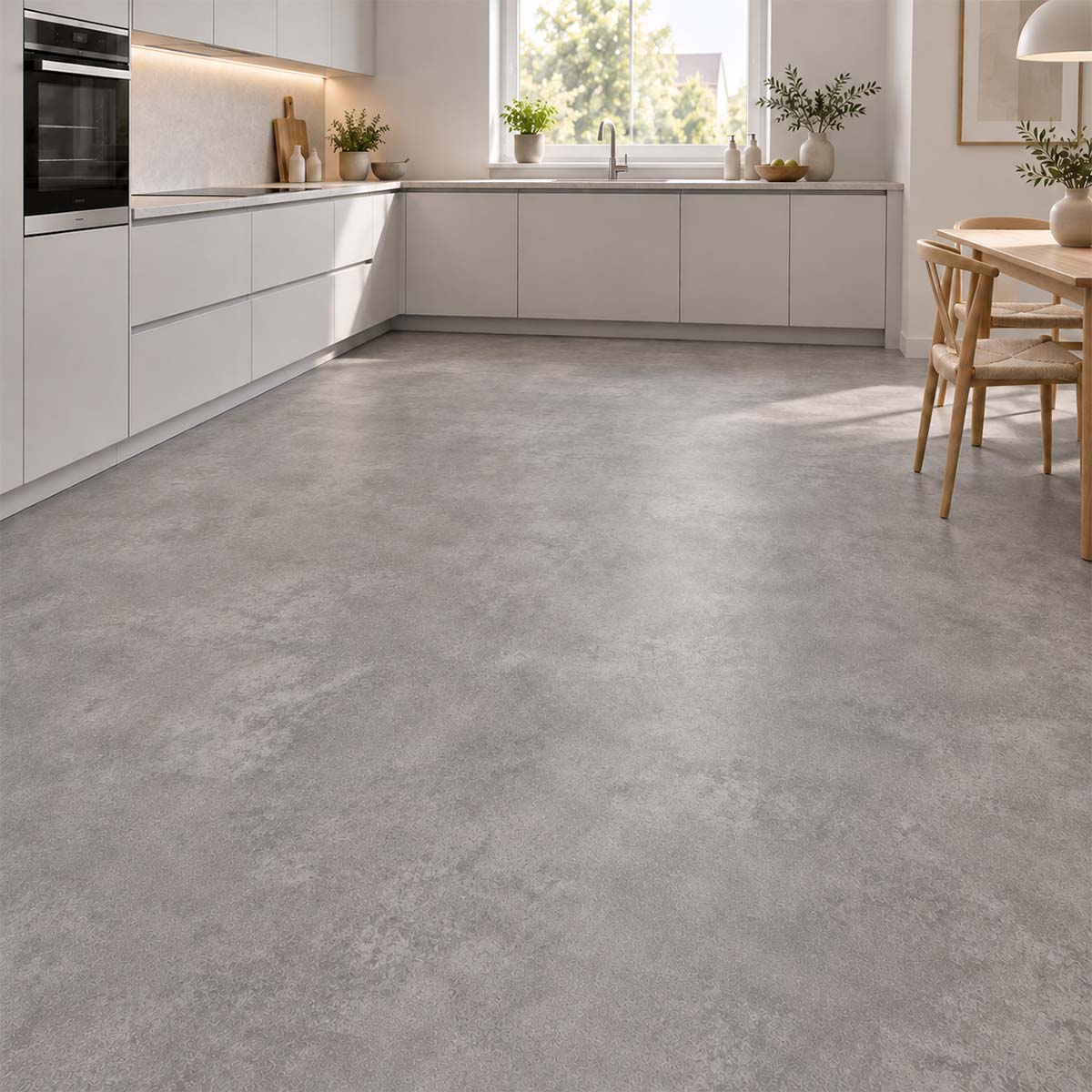 Klick Vinylboden b!design Udine Fliesenoptik Grau in einer hellen Küche mit weißen Fronten, als Restposten bei Floor4All.
